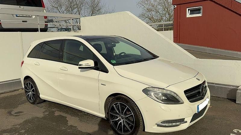 Gebraucht Mercedes B200 156 PS (114 kW) 2012 Weiß Kleinwagen
