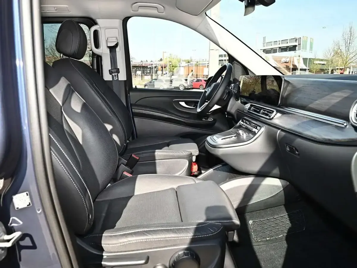 Gebraucht Mercedes V220 Avantgarde 163 PS (119 kW) 2024 Blau / sodalithblau Van / Kleinbus