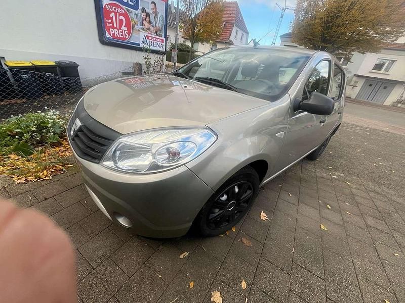 Grau Gebraucht 2009 Dacia Sandero Basis Kleinwagen | 1.900 € - Bild 1/4
