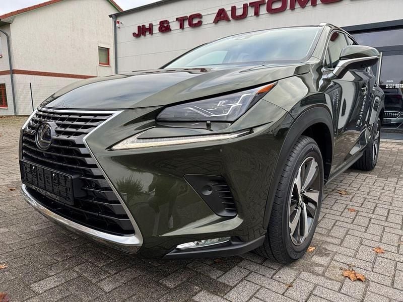 Grau Gebraucht 2021 Lexus NX300h E-FOUR Luxury Line SUV | 34.999 € (Fairer Preis) - Bild 1/4