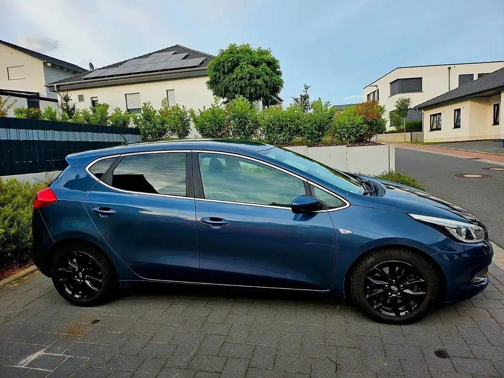 Gebraucht Kia Ceed Spirit 128 PS (94 kW) 2013 Blau Kleinwagen