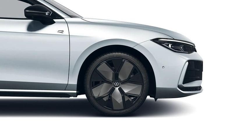 Gebraucht VW Passat R-line 177 PS (130 kW) 2024 Oyster silver metallic (metallic) Kombi