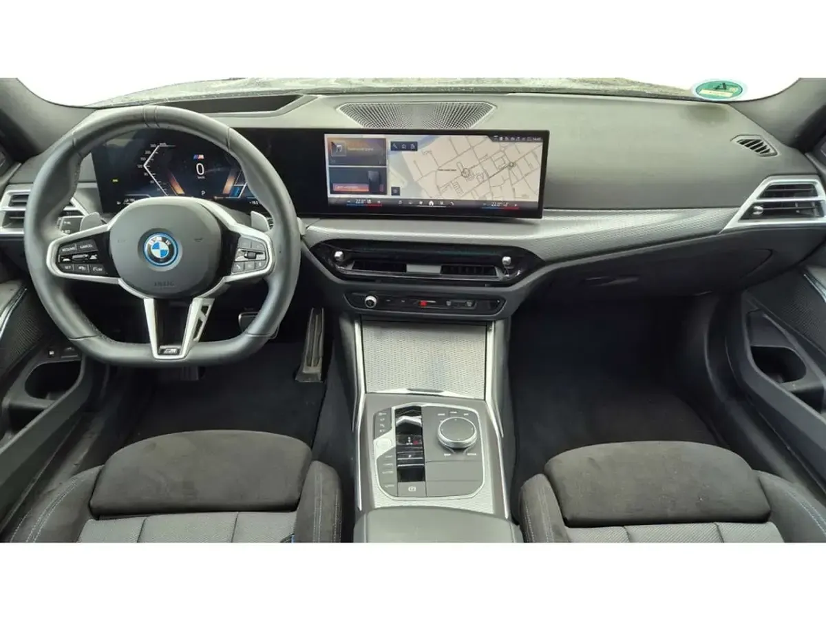 Gebraucht BMW 330e M Sport 292 PS (214 kW) 2025 Black sapphire Kombi