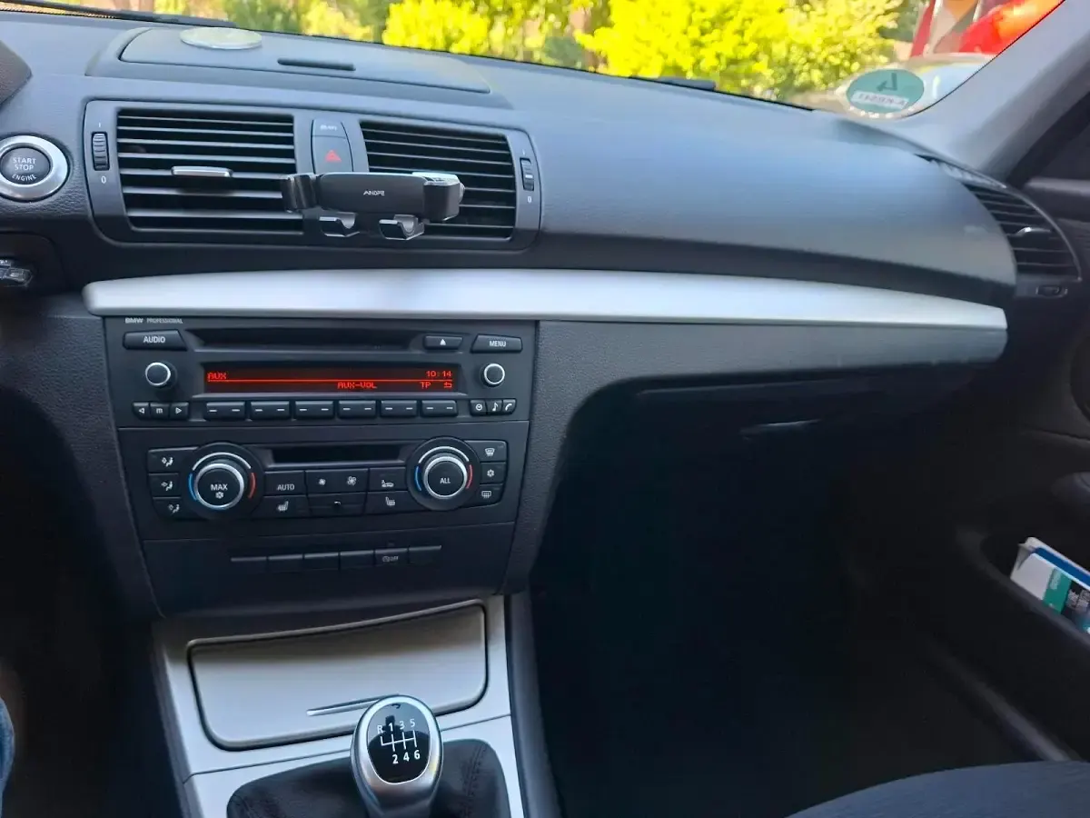 Gebraucht BMW 318 143 PS (105 kW) 2011 Silber Limousine