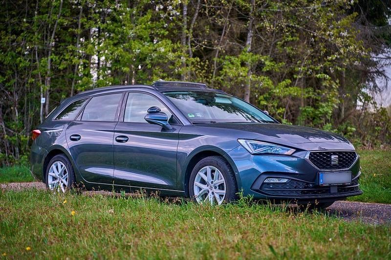 Używany Seat Leon Style 150 KM (110 kW) 2022 Szary Sedan/Limuzyna