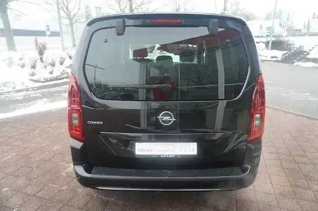 Używany Opel Combo 130 KM (95 kW) 2022 Czarny Minivan