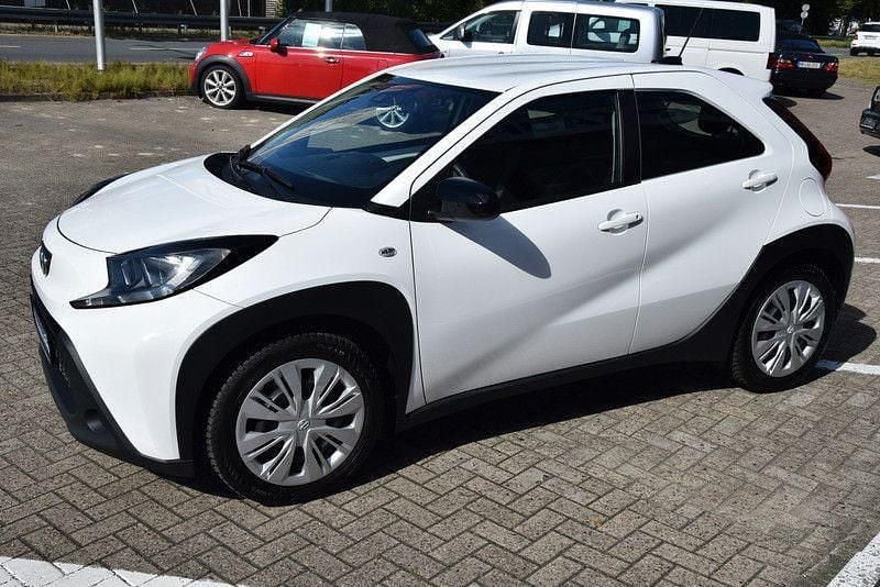 Weiß Gebraucht 2023 Toyota Aygo Kleinwagen | 13.990 € (Guter Preis) - Bild 1/4