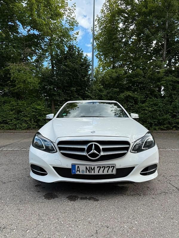 Weiß Gebraucht 2013 Mercedes E200 Limousine | 13.499 € - Bild 1/4
