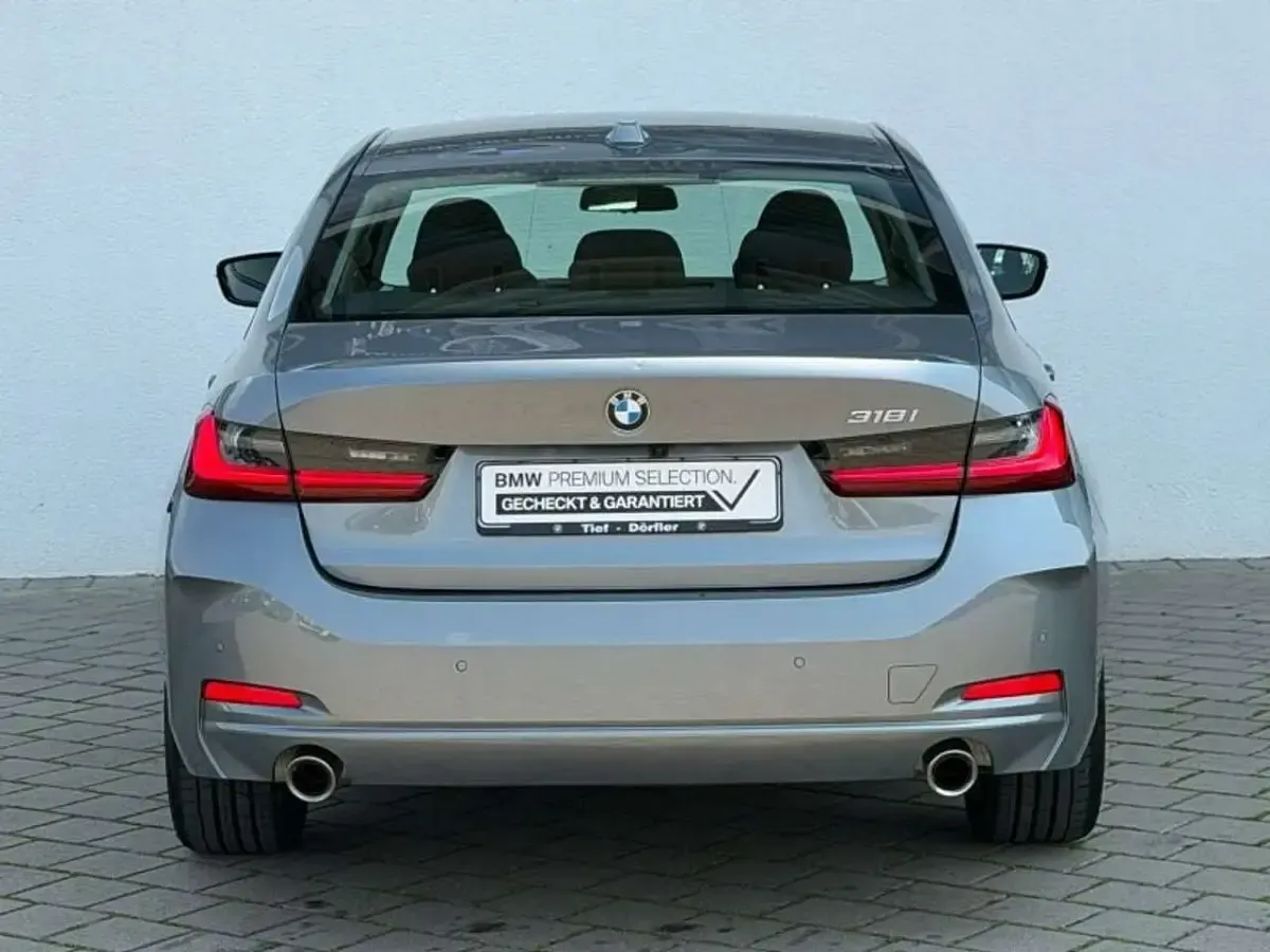 Gebraucht BMW 318 Shadowline 156 PS (114 kW) 2025 Grau Limousine