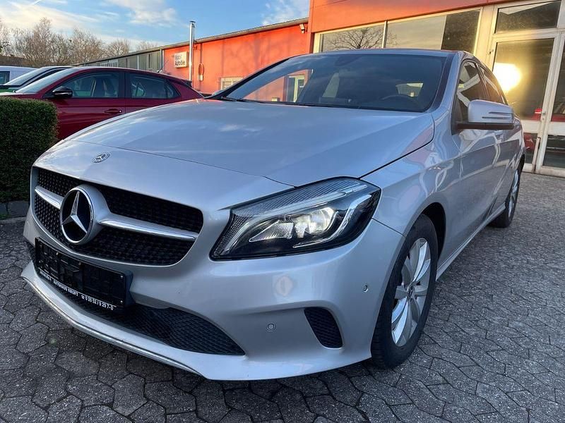Gebraucht Mercedes A180 109 PS (80 kW) 2017 Silber Limousine