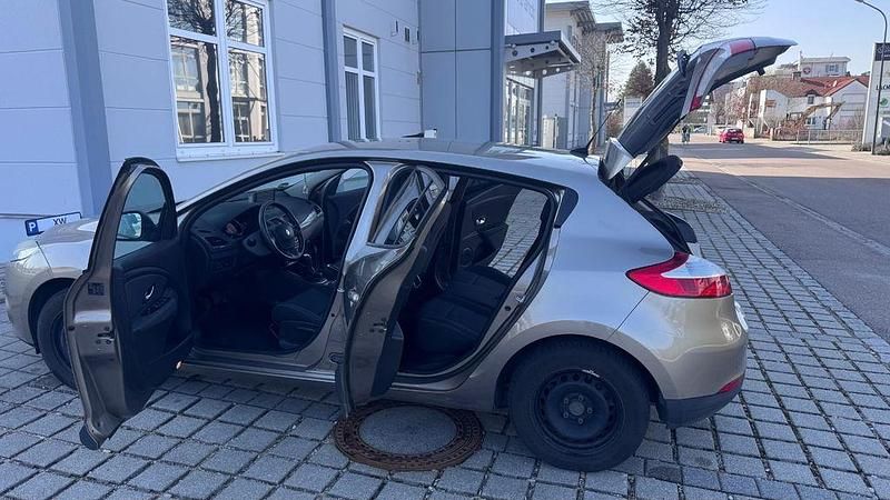 Gebraucht Renault Mégane Expression 101 PS (74 kW) 2010 Braun Limousine