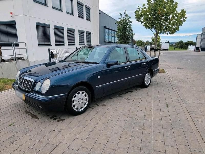 Gebraucht Mercedes E230 150 PS (110 kW) 1995 Blau Limousine