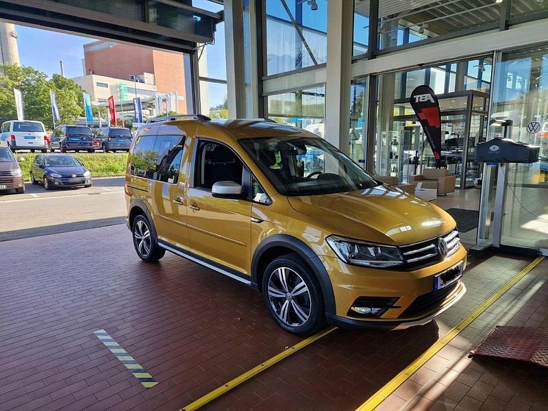 Second-hand VW Caddy Beach 150 CP (110 kW) 2018 Auriu Monovolum