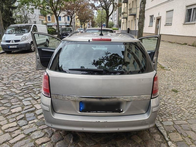 Silber Gebraucht 2005 Opel Astra Edition+ Kombi | 3.000 € (Teuer) - Bild 1/4