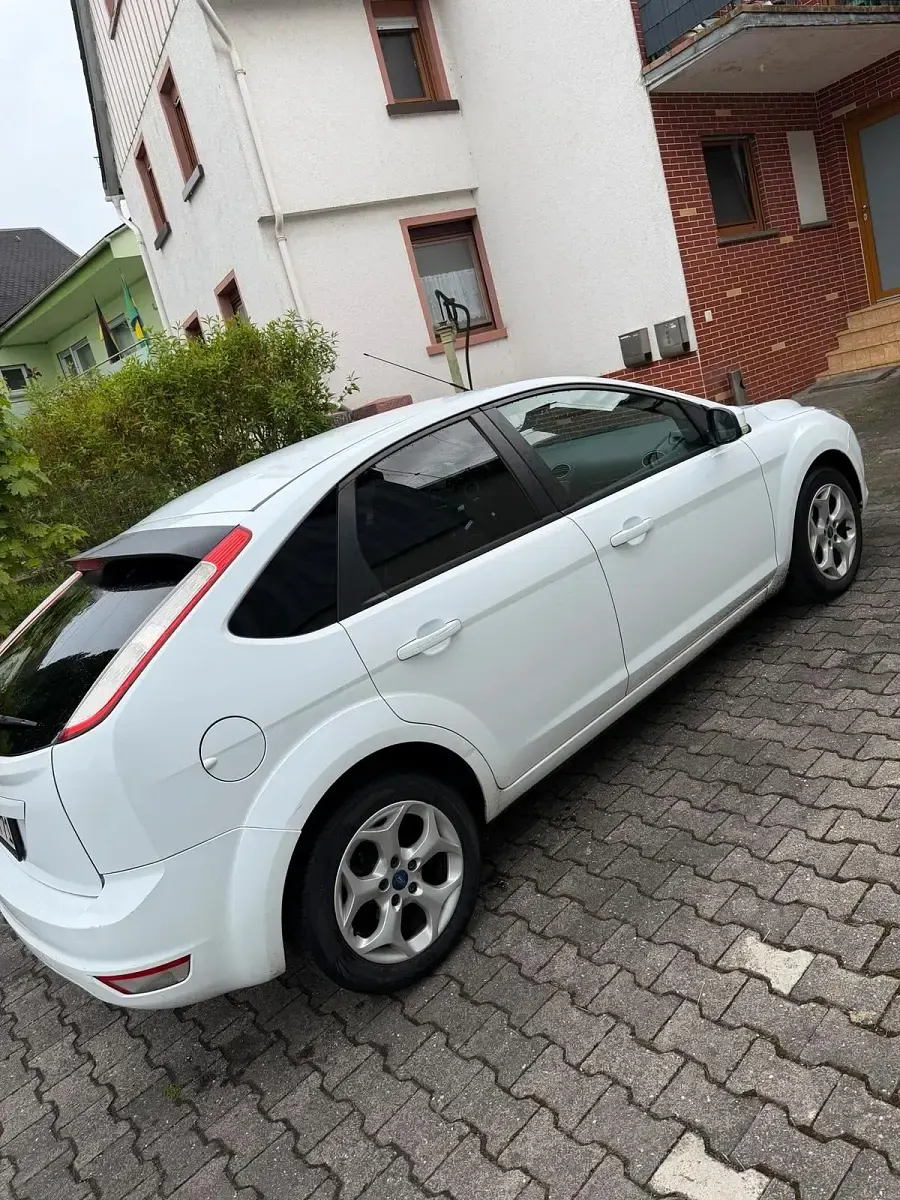 Gebraucht Ford Focus 101 PS (74 kW) 2011 Weiß Kleinwagen