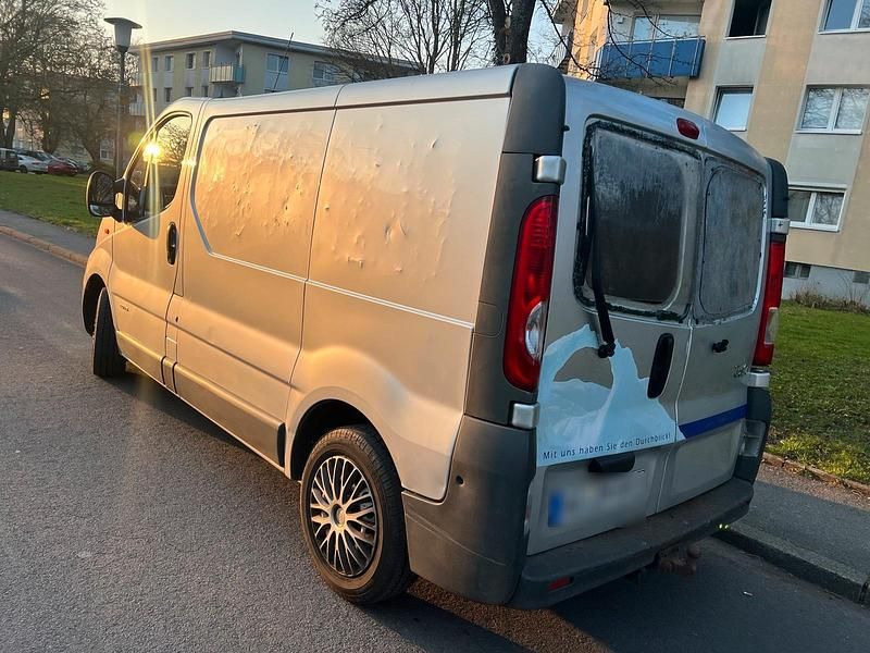 Gebraucht Renault Trafic 115 PS (84 kW) 2007 Silber Van / Kleinbus