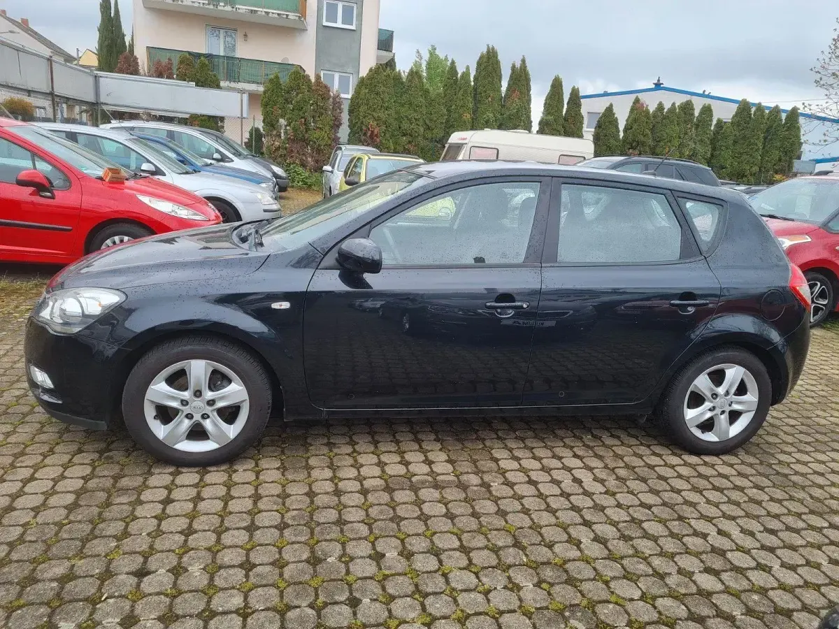 Gebraucht Kia Ceed Attract 90 PS (66 kW) 2011 Schwarz Kleinwagen