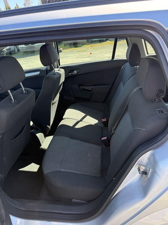 Gebraucht Opel Astra Edition 110 PS (80 kW) 2009 Silber Limousine