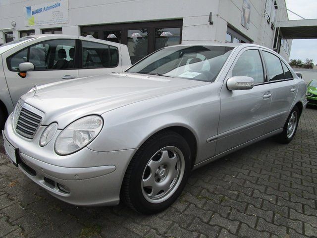 Silber metallic Gebraucht 2004 Mercedes E240 Classic Limousine | 6.985 € (Etwas zu teuer) - Bild 1/4