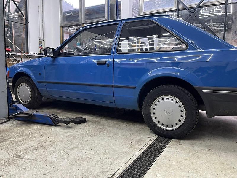 Gebraucht Ford Escort 73 PS (53 kW) 1990 Blau Coupé