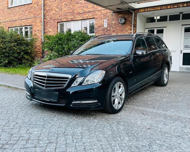 Schwarz Gebraucht 2010 Mercedes E200 Avantgarde Kombi | 8.650 € (Guter Preis) - Bild 1/4