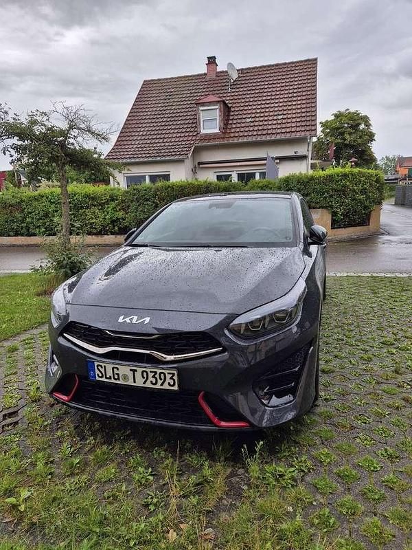 Grau Gebraucht 2024 Kia ProCeed Kleinwagen | 31.900 € (Fairer Preis) - Bild 1/4