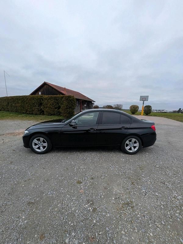 Gebraucht BMW 320 163 PS (119 kW) 2012 Schwarz Limousine