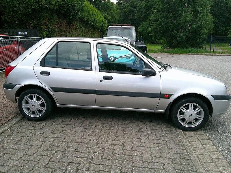 Gebraucht Ford Fiesta 60 PS (44 kW) 2000 Silber Kleinwagen