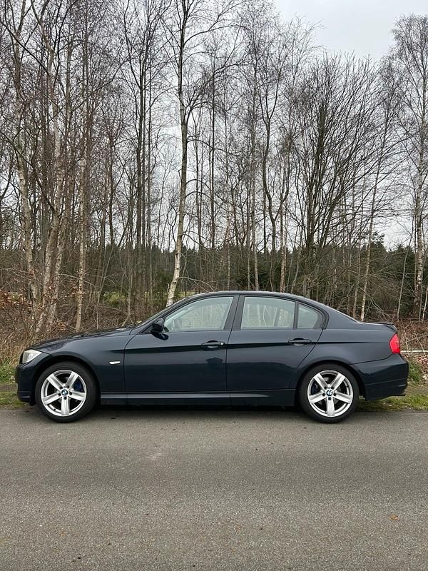 Second-hand BMW 318 143 CP (105 kW) 2009 Albastru Berlinǎ