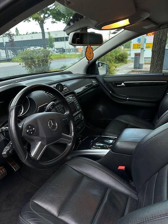 Grau Gebraucht 2011 Mercedes R500 AMG Van / Kleinbus | 22.999 € - Bild 1/4