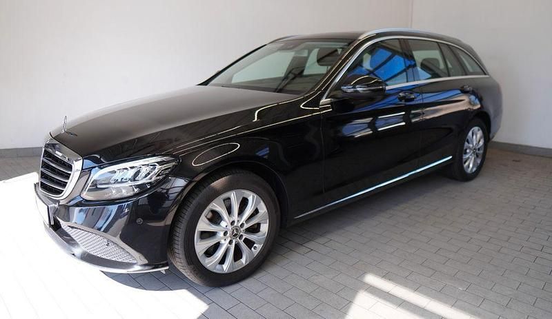 Schwarz Gebraucht 2018 Mercedes C300 Limousine | 21.990 € (Fairer Preis) - Bild 1/4