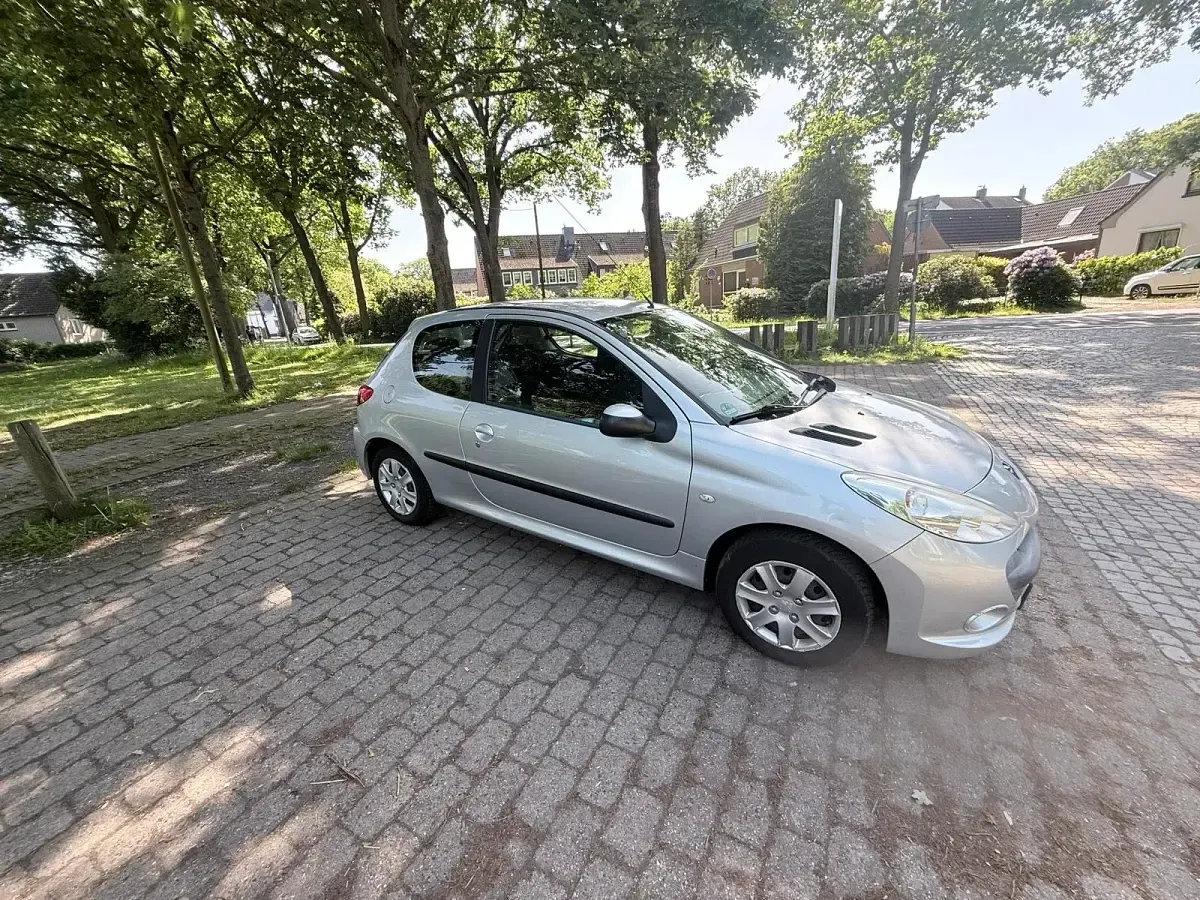 Gebraucht Peugeot 206+ 60 PS (44 kW) 2010 Silber Kleinwagen