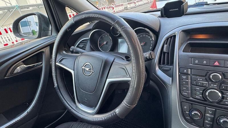 Gebraucht Opel Astra 101 PS (74 kW) 2013 Schwarz Kombi