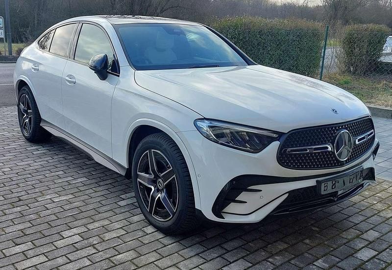 Weiß Gebraucht 2025 Mercedes GLC220 AMG line Coupé | 60.900 € (Superpreis) - Bild 1/4