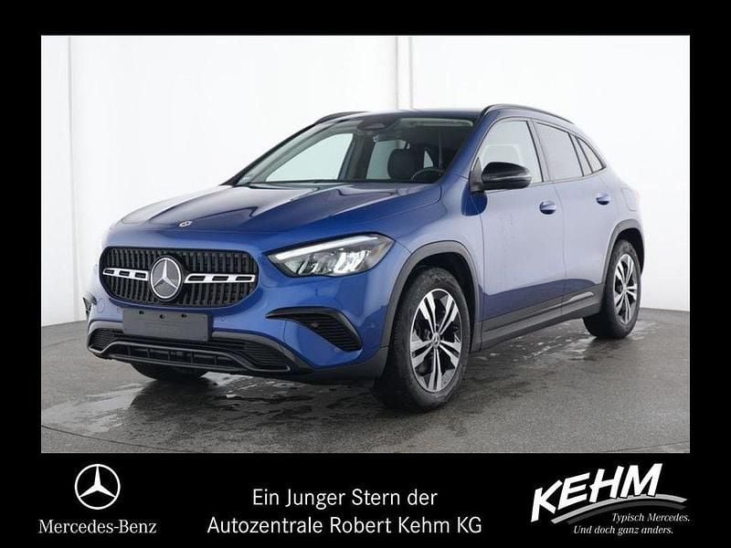 Spektralblau (metallic) Gebraucht 2024 Mercedes GLA200 Progressive SUV | 38.959 € (Fairer Preis) - Bild 1/4