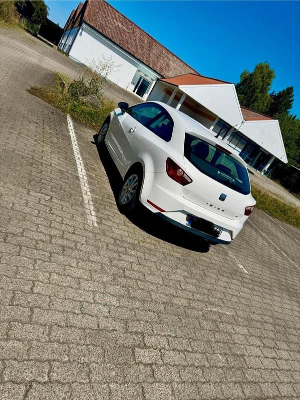 Weiß Gebraucht 2013 Seat Ibiza Kleinwagen | 2.999 € (Guter Preis) - Bild 1/3