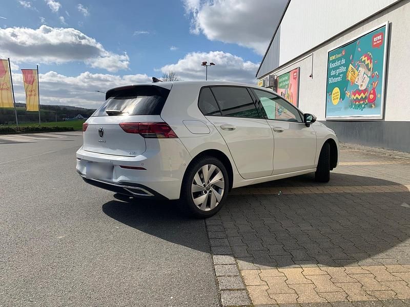 Gebraucht VW Golf VIII 150 PS (110 kW) 2022 Weiß Limousine