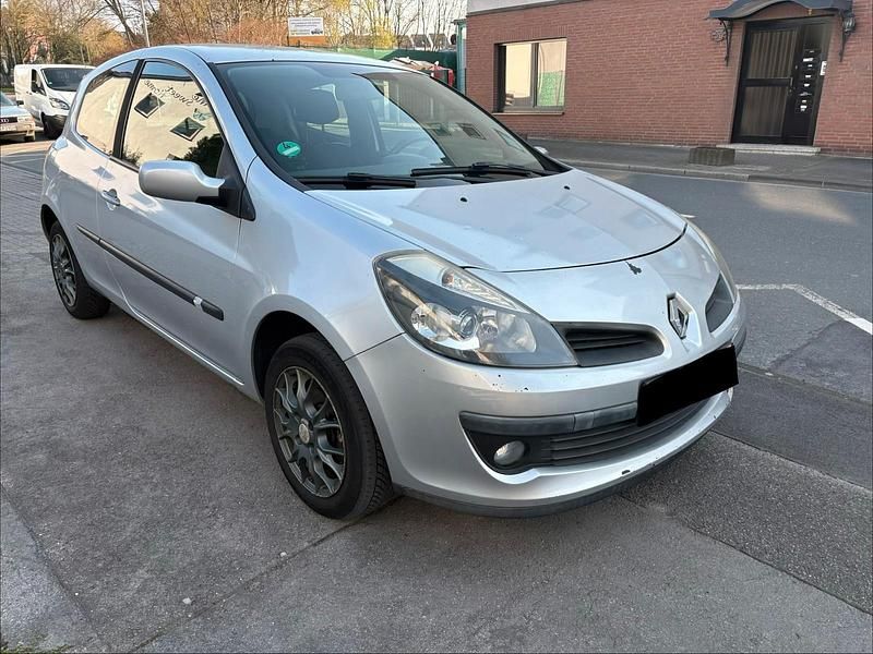 Gebraucht Renault Clio II 75 PS (55 kW) 2006 Silber Kleinwagen