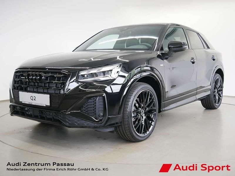 Mythosschwarz metallic Neu 2025 Audi Q2 S-Line SUV | 56.690 € - Bild 1/4