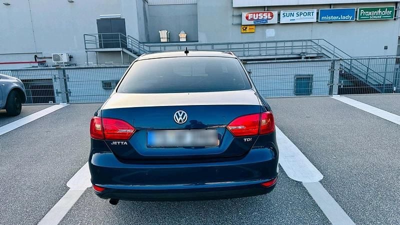 Second-hand VW Jetta 140 CP (102 kW) 2011 Albastru Berlinǎ