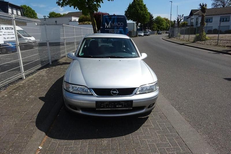 Gebraucht Opel Vectra Edition 101 PS (74 kW) 2001 Silber Limousine