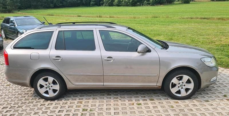 Beige Gebraucht 2013 Skoda Octavia Kombi | 6.499 € (Superpreis) - Bild 1/4