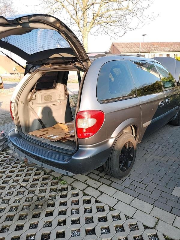 Usado Chrysler Voyager 150 HP (110 kW) 2006 Cinzento Monovolume