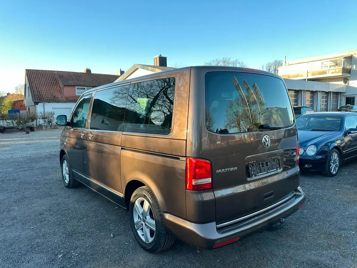 Gebraucht VW Multivan Highline 179 PS (131 kW) 2015 Braun Van / Kleinbus