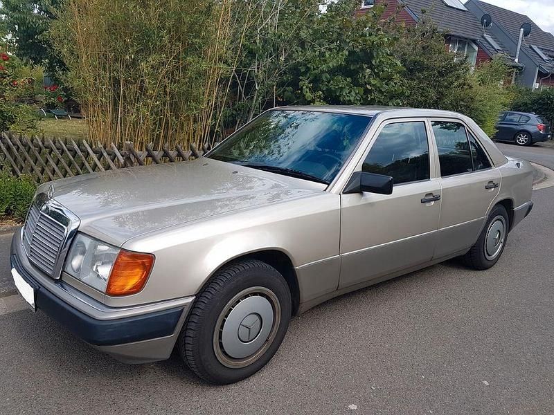Gold Gebraucht 1992 Mercedes 230 Limousine | 7.900 € - Bild 1/4