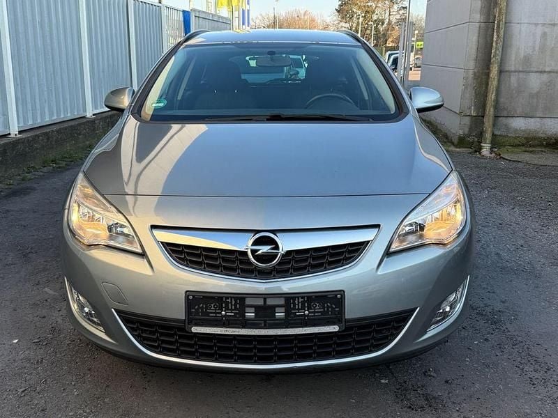 Gebraucht Opel Astra Design Edition 120 PS (88 kW) 2011 Silber Kombi