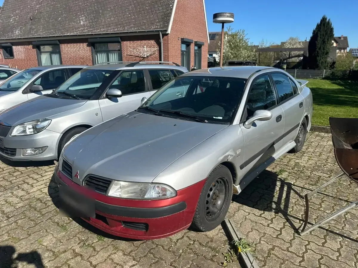 Begagnad Mitsubishi Carisma 122 HK (89 kW) 2000 Grå Sedan