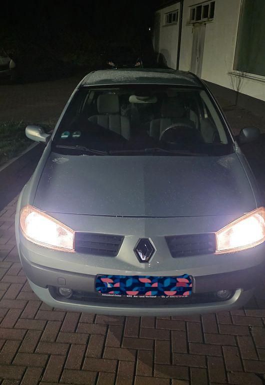 Grau Gebraucht 2003 Renault Mégane II Authentique Limousine | 1.850 € (Fairer Preis) - Bild 1/4