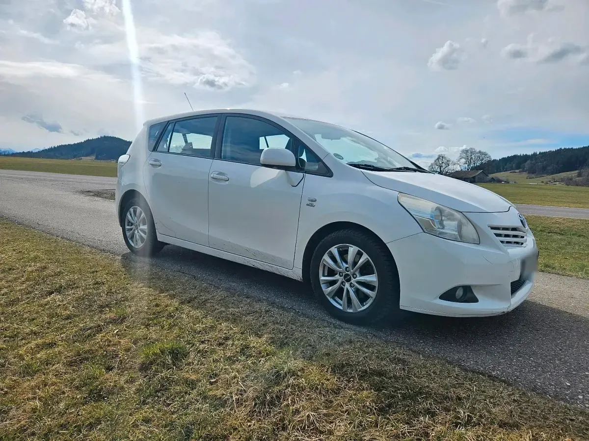 Gebraucht Toyota Verso Life 150 PS (110 kW) 2009 Weiß Van / Kleinbus