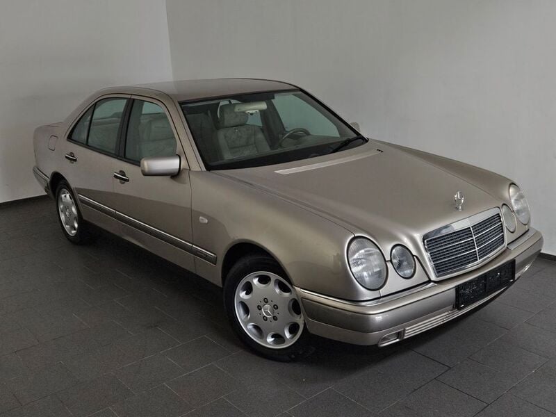 Gebraucht Mercedes E320 Elegance 220 PS (161 kW) 1996 Gold Limousine